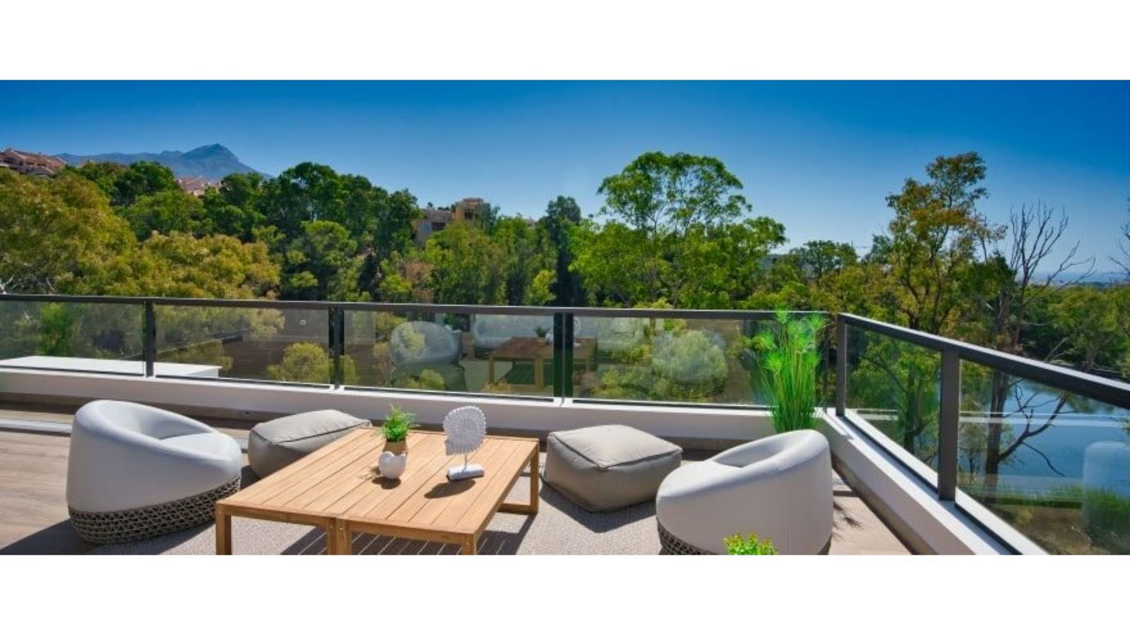 Marbella Lake Terrasse mit umliegender Aussicht.