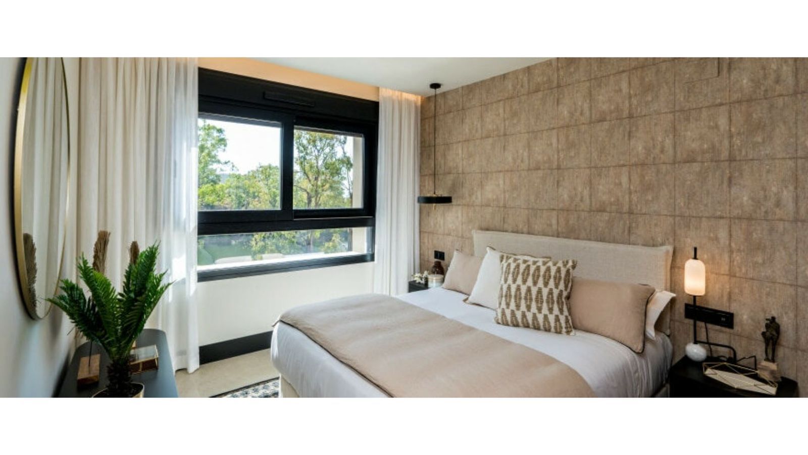 Modernes Schlafzimmerdesign mit Fensterblick