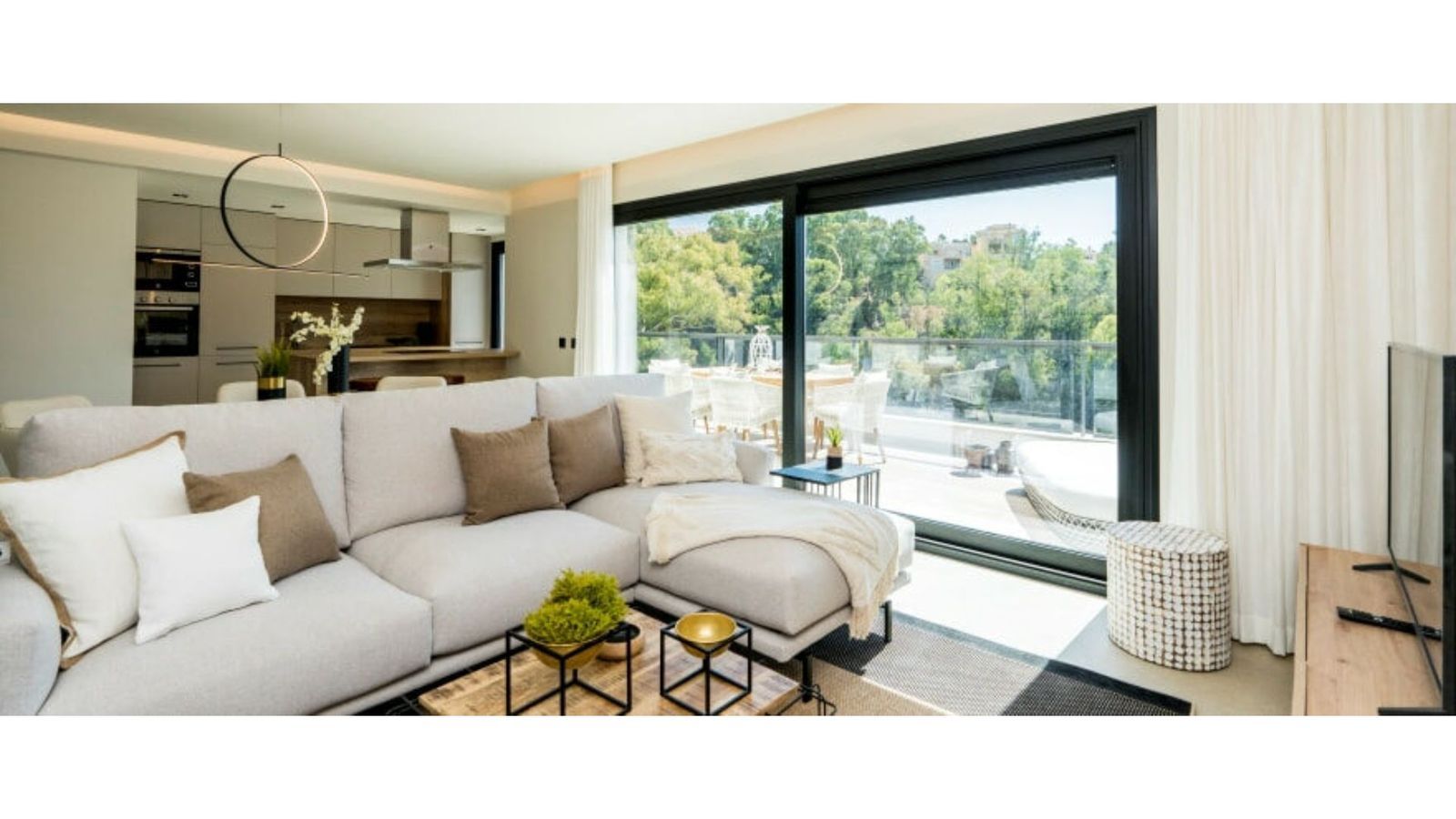 Stilvolles Marbella Lake Apartment mit offenem Wohnbereich.