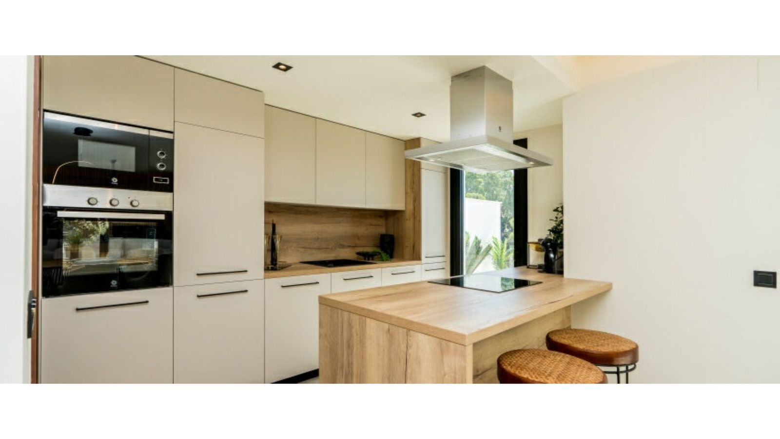 Moderne Küche mit Kochinsel und elegantem Design